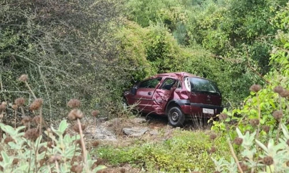 Καλάβρυτα: Αυτοκίνητο έπεσε σε γκρεμό λόγω ολισθηρότητας